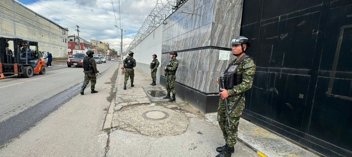 #ULTIMAHORA  #Bogotá 📢📣

🛣️❌ #AEstaHora en desarrollo...

📍 Ataque sicari@l contra guardianes del INPEC, fuera de la carcel modelo en Bogotá, se reportan 3 guardianes víctimas de este ataque.