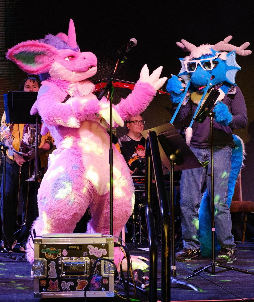 Flashback to the Otter Chaos! performance at #FurSquared2025 #FursuitFriday
📷 <a href="/ClickyCoyote/">Clicky Coyote 💉🏳️‍🌈🌱🔞</a>
🐉 <a href="/DalekEric/">DalekEric</a>