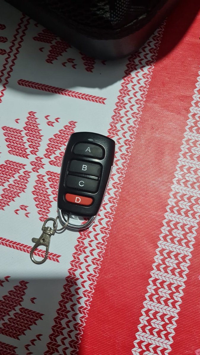 Un colega encontró este mando en la grada de marcador bajo si alguien sabe de quién puede ser que se ponga en contacto conmigo 🙏