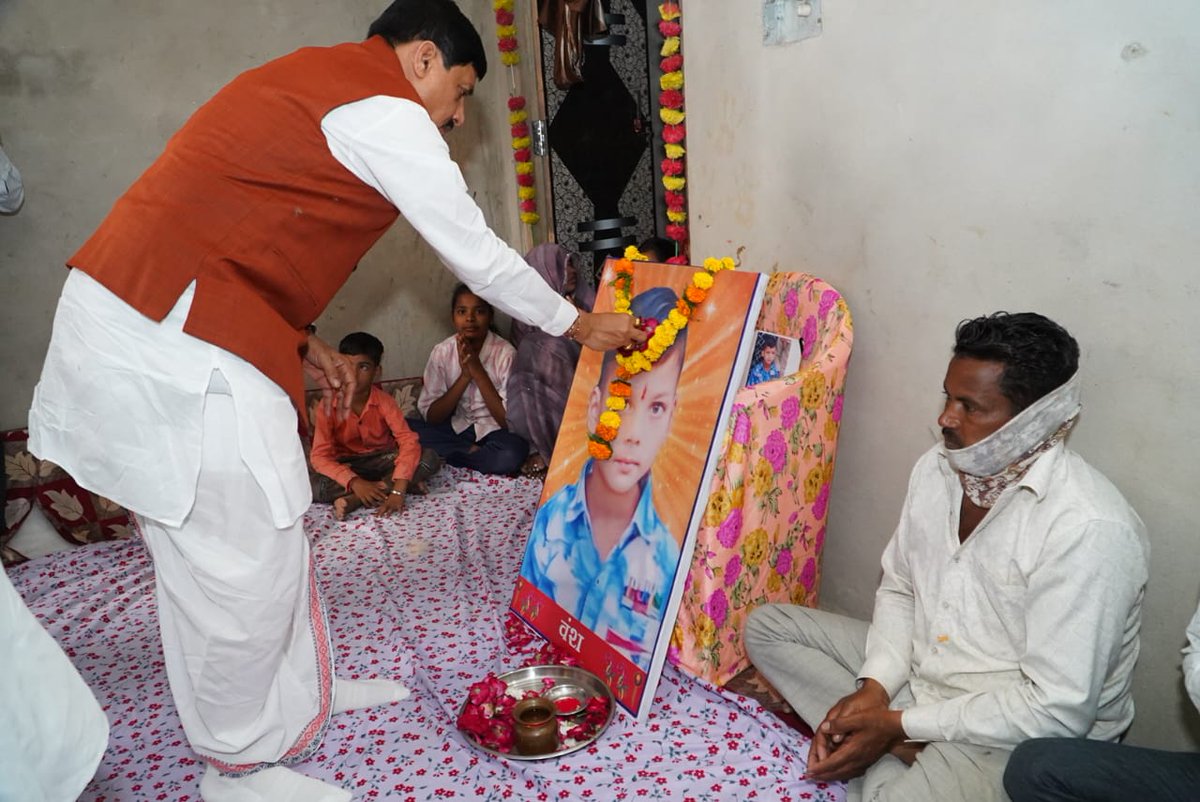 jd_ujjain's tweet image. मुख्यमंत्री डॉ. मोहन यादव ने उज्जैन के ग्राम पीराझलार पहुँचकर हाल ही में हुई दुर्घटना में दिवंगत हुए बच्चों के माता-पिता और परिजनों से भेंट की।
➡️ उन्होंने शोकसंतप्त परिवार को ढाँढस बँधाया और अपनी गहरी संवेदनाएँ व्यक्त कीं।
#CMMohanYadav #Ujjain #मुख्यमंत्री #MadhyaPradesh