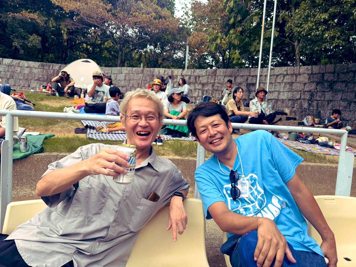 rainbowhill2012's tweet photo. #服部緑地RAINBOWHILL
演者も遊びます。
レインボー仲間も遊びにきました。
バンドマンは倒れます。

ハッチハッチェルにいさんは
子供たちの人気者でした。
ムジカピッコリーノでヴァイオリンを
ねだって、デキシー観て、
今度はドラム始めたいんだって。 https://t.co/MKZwWqkd4D