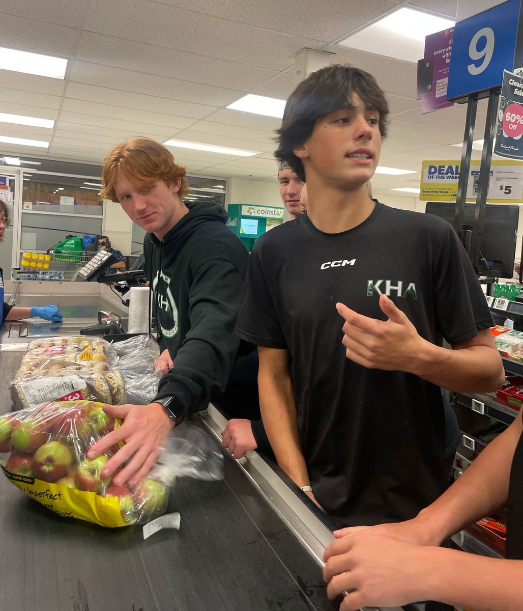 KHAcademy_JPHL's tweet image. Just a little 17U grocery-buying teambuilder that went shockingly well. 

#mems