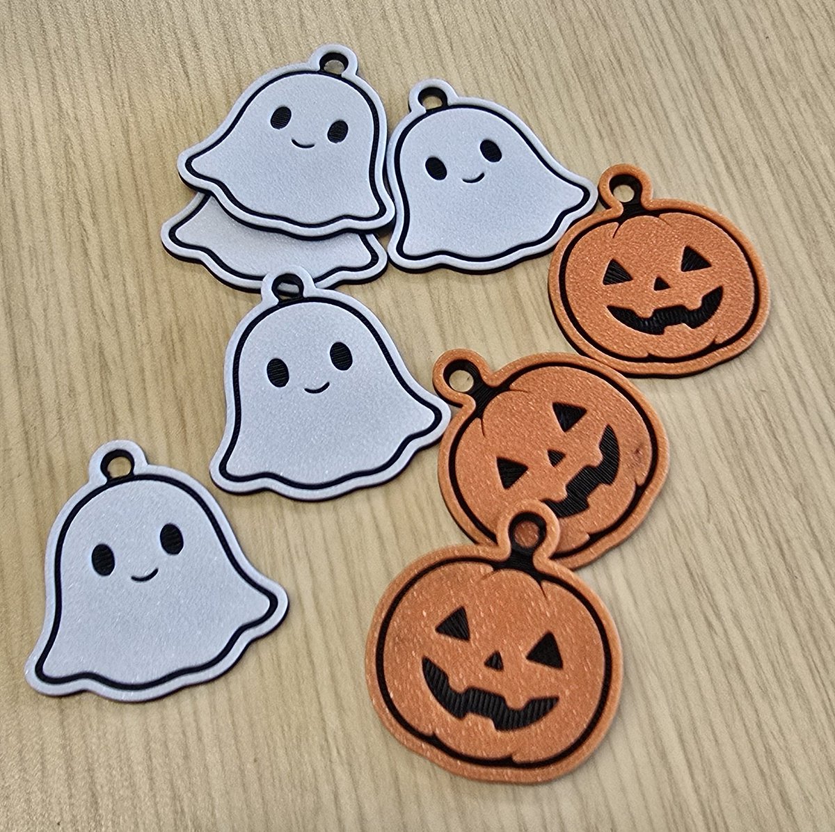 SevsSevens's tweet image. Some cool keychains being made on our 3D Printer for prizes!