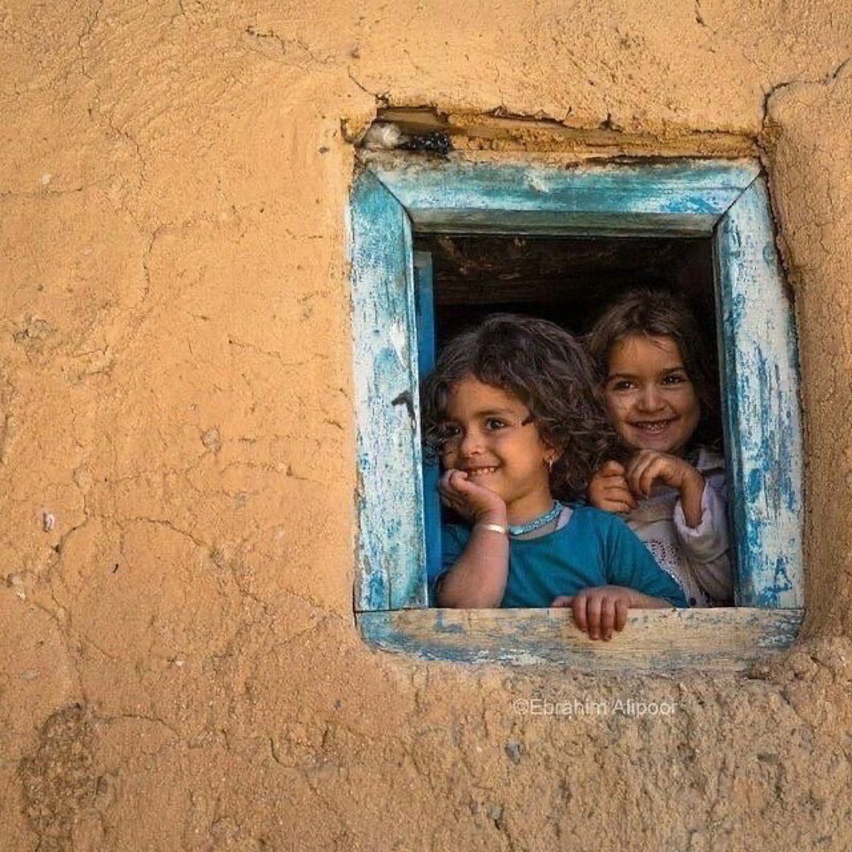 ابتسم للناس وأضحك للحياة 
ولو تضيق اليوم قل باكر تزين
أعرف أن الله وحده لاسواه 
قادر إنه يبهج الصدر الحزين

 #اليوم_العالمي_للابتسامه