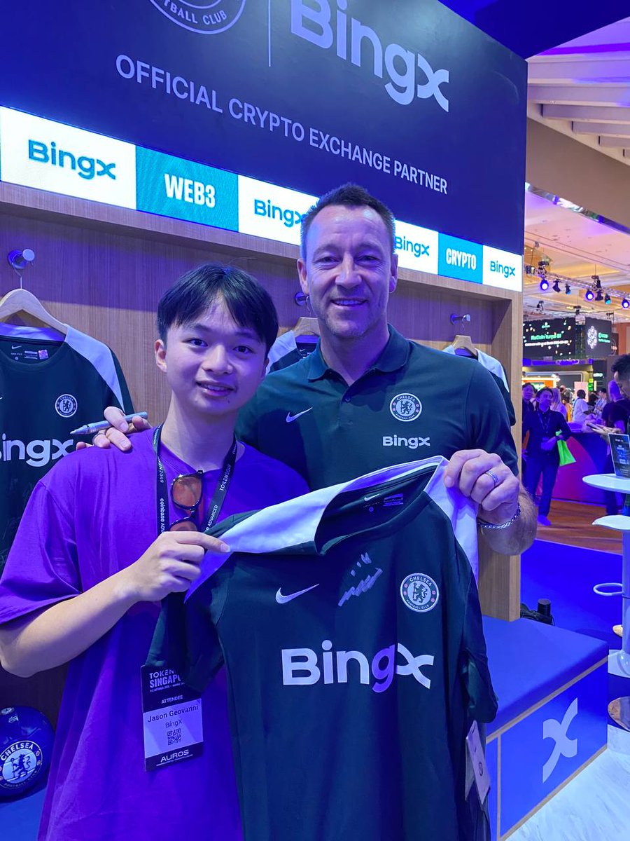 pathfndr_11's tweet image. It&apos;s an honour to be able to meet @JohnTerry26 at @BingXOfficial
&apos;s booth at #TOKEN2049Singapore .

He also signed my special BingX Chelsea Jersey. It will be an unforgettable memory for me.

#crypto