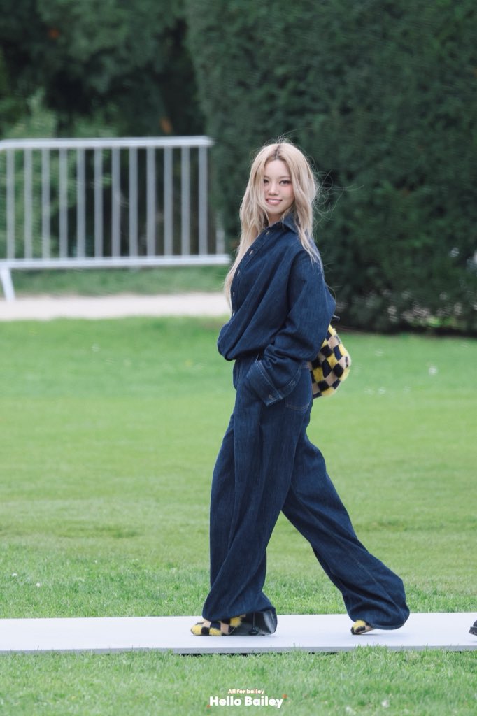 GLOBALBAILEY_'s tweet photo. [PHOTO] 251003

LOEWE SS26 PFW - BAILEY

#BAILEYxLOEWE 
#LoeweSS26
#ALLDAYPROJECT #ADP #올데이프로젝트 #BAILEY #베일리 https://t.co/xEFimF8jUi