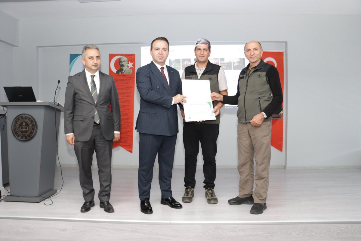 ✨ Her Öğrencinin Bir Fidanı, Her Okulun Bir Ormanı Olsun 🌲🌴🌳

“Köklerden Geleceğe Nefes” projesi kapsamında Saime Toptan Sosyal Bilimler Lisesinde öğrencilerimizde farkındalık oluşturması adına Orman Bölge Müdürlüğü personeli tarafından “Orman Yangınlarına Karşı Yeşil Vatanı