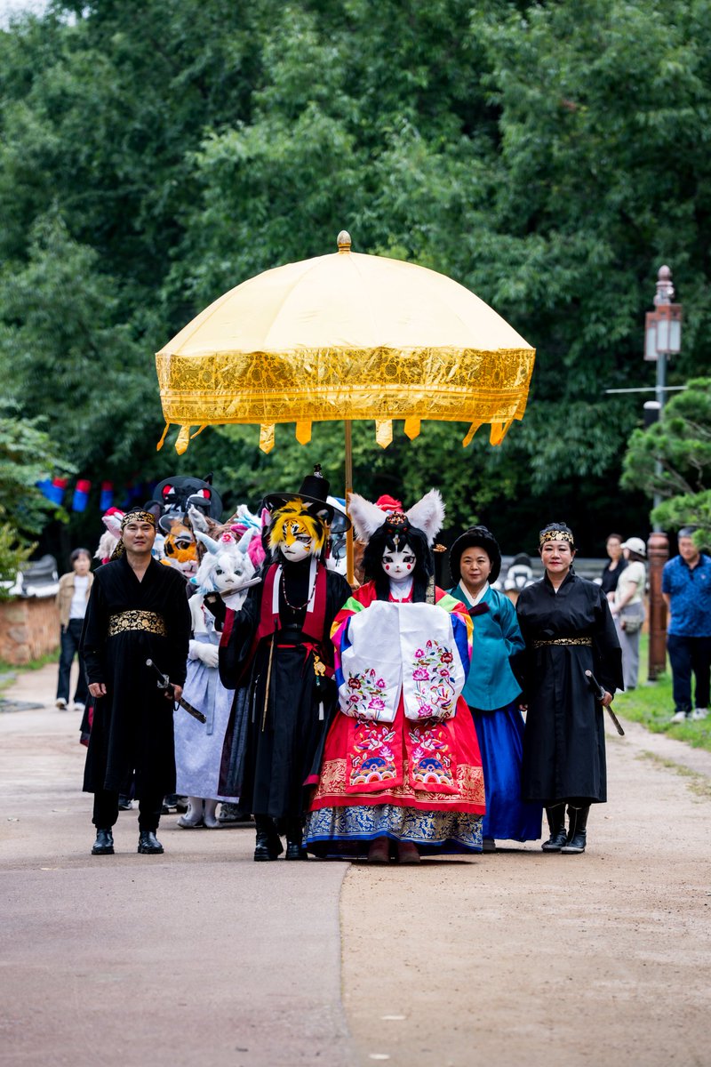 오늘 연리지와 월미공원에서 진행한 행차.
꽃서울의 학창의 ( <a href="/kkot_seoul/">꽃길걷는서울 kkotSeouL🕯</a> )와 함께 했습니다😊

📸 Kiri ( <a href="/zack_cloud_/">KIRI( •̀ᄇ• ́)ﻭ✧</a> )
🦊 ( <a href="/PoponaS2_kig/">☁️포포나☁️🔜퍼레이드</a> )