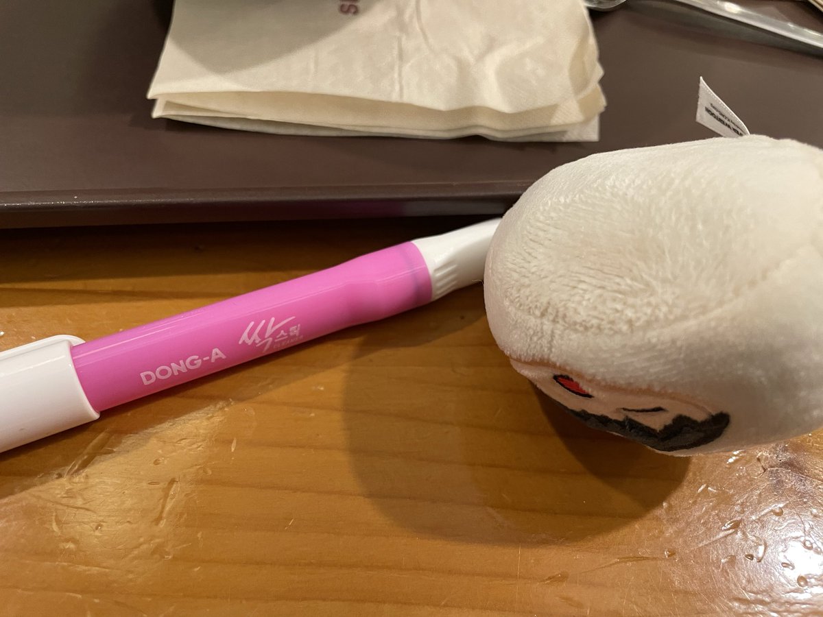 0jaksae's tweet photo. 사진찍겠다고 몰입하다가 그만… 빵두 엉덩이에 뭔가를 묻히고 말았는데요…?🤨 도라에몽같은 빵준칭구가 신기한 세척스틱을 빌려주었어요… 덕분에 멀끔한 상태로 돌아왔다네요🤩💜 https://t.co/oWQWv0jarQ