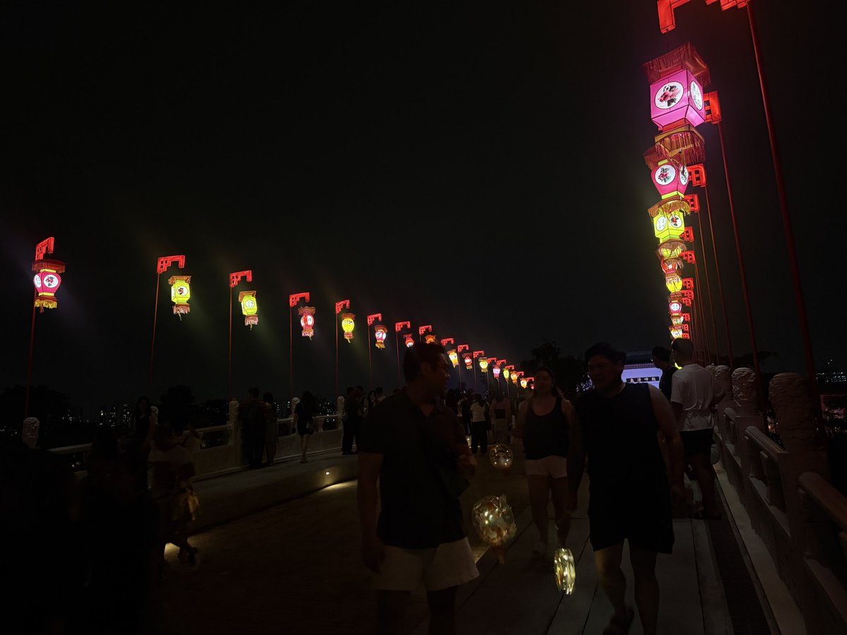 CompassQ3's tweet photo. 夜晚🎑來鑽樹林子，卻鑽過了��山人海。
本來是來消化食的，結果又吃了一頓⋯ https://t.co/ybOMLLcRnf