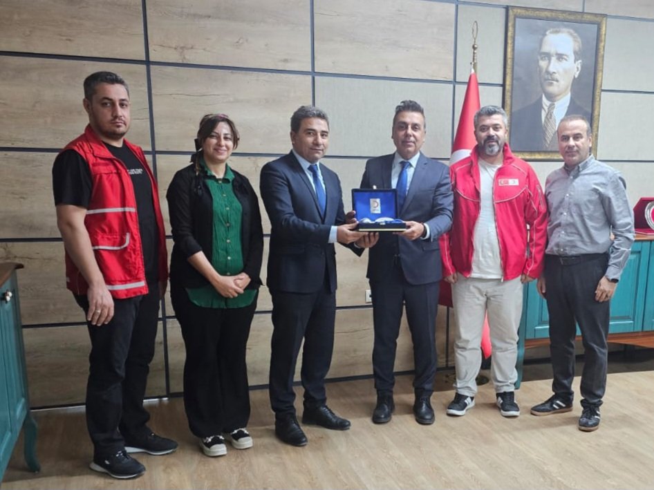 sanliurfammem63's tweet photo. Türk Kızılayı Şanlıurfa Şubesi, kan bağışı çalışmalarına verdiğimiz katkılardan dolayı Müdürlüğümüze teşekkür ziyaretinde bulunarak plaket takdim etti. 

Toplum sağlığını önceleyen bu iş birliği, eğitim camiamız ile Kızılay arasındaki güçlü dayanışmanın en güzel göstergesi olmaya devam edecektir.
                 https://t.co/k1SYbOpHOq
