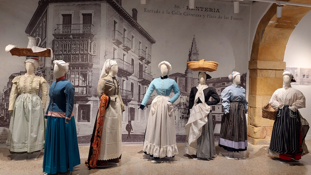 Baserritar jantzien erakusketa zabalduko dute bihar
oarsoaldea.hitza.eus/2025/10/03/bas…
Argazkia: <a href="/iraultzadt/">Jantziaren Zentroa - Iraultza Dantza Taldea</a> #Errenteria #Orereta