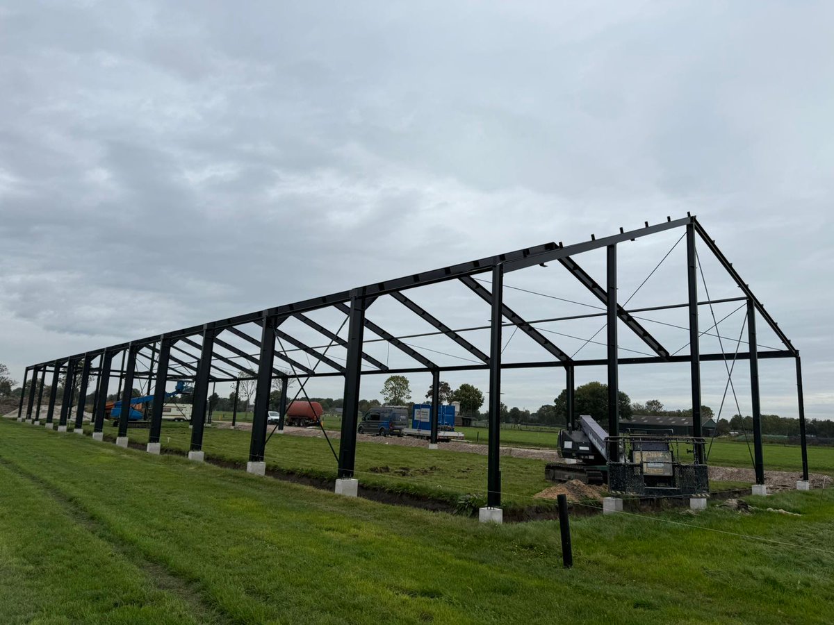 Een week geleden liepen er nog schapen! (zie foto) En nu staat de #staalconstructie er al! #Staphorst Wil je ook meewerken in ons team? Kijk op: riezebos-constr.nl/vacatures/ #staalbouw