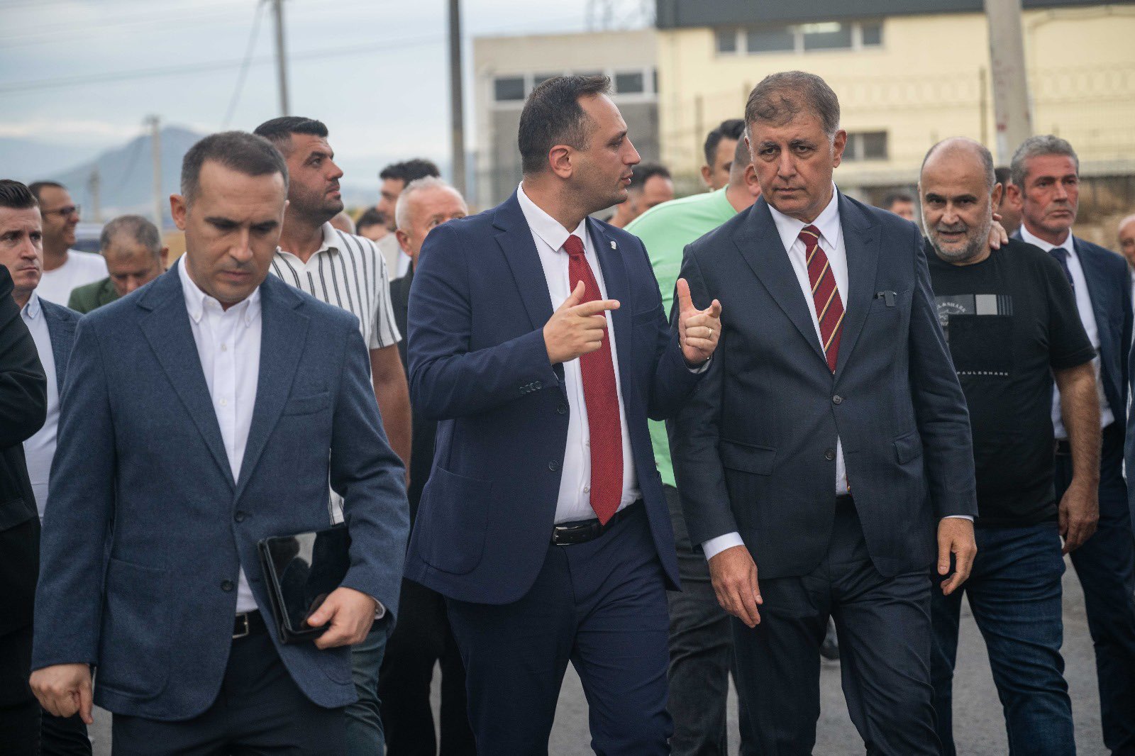 Ömer Eşki on X: "İzmir Büyükşehir Belediye Başkanımız Dr. Cemil Tugay ile birlikte, Türkiye'de ayakkabı üretiminin kalbi olan Işıkkent Ayakkabıcılar Sitesi'ni ziyaret ettik. Esnafımızla bir araya gelerek, Büyükşehir Belediyemiz ile birlikte kısa