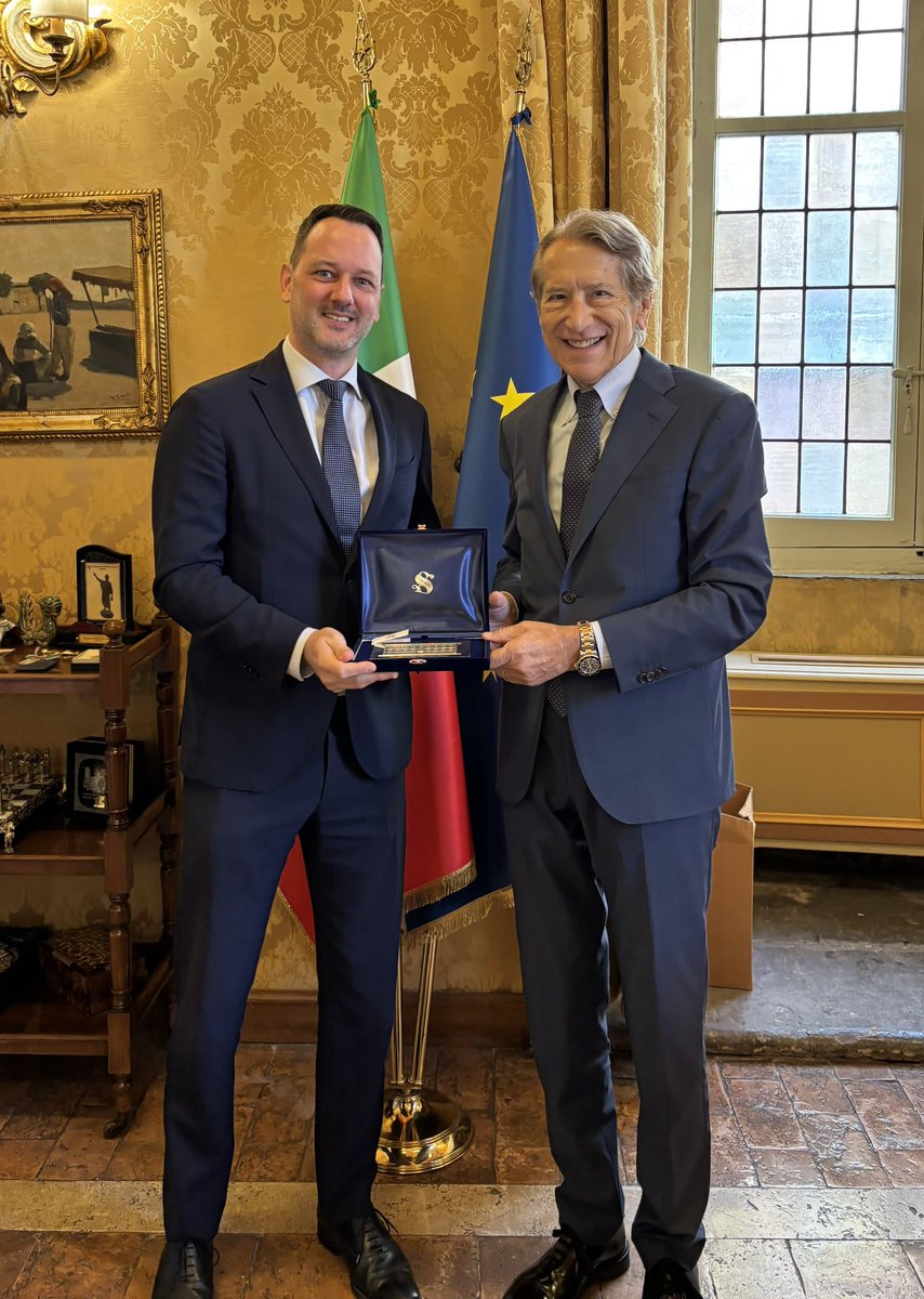 Incontro molto interessante questa mattina con <a href="/GiulioTerzi/">Giulio Terzi</a> , con una panoramica sulle questioni di attualità internazionale, tra cui il Medio Oriente, l'Ucraina e gli sforzi europei in materia di difesa. Grazie per la calorosa accoglienza! 🇱🇺🤝🇮🇹