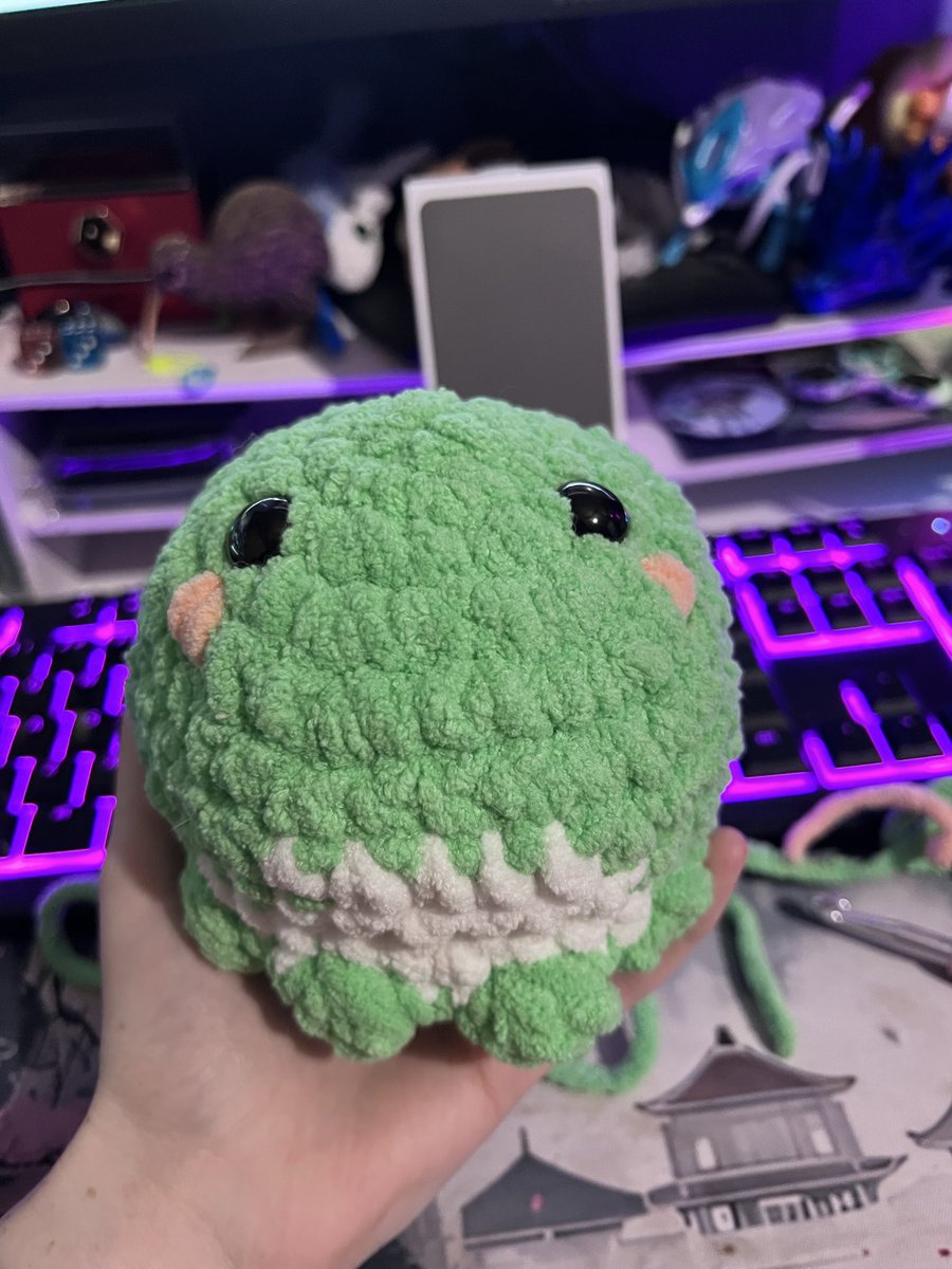 So I did a things.. my regulars know that I like to call myself froglith whenever there are frog involved after one incident of me doing a frog noise on stream. Soooooo… I MADE A FROGLITH
