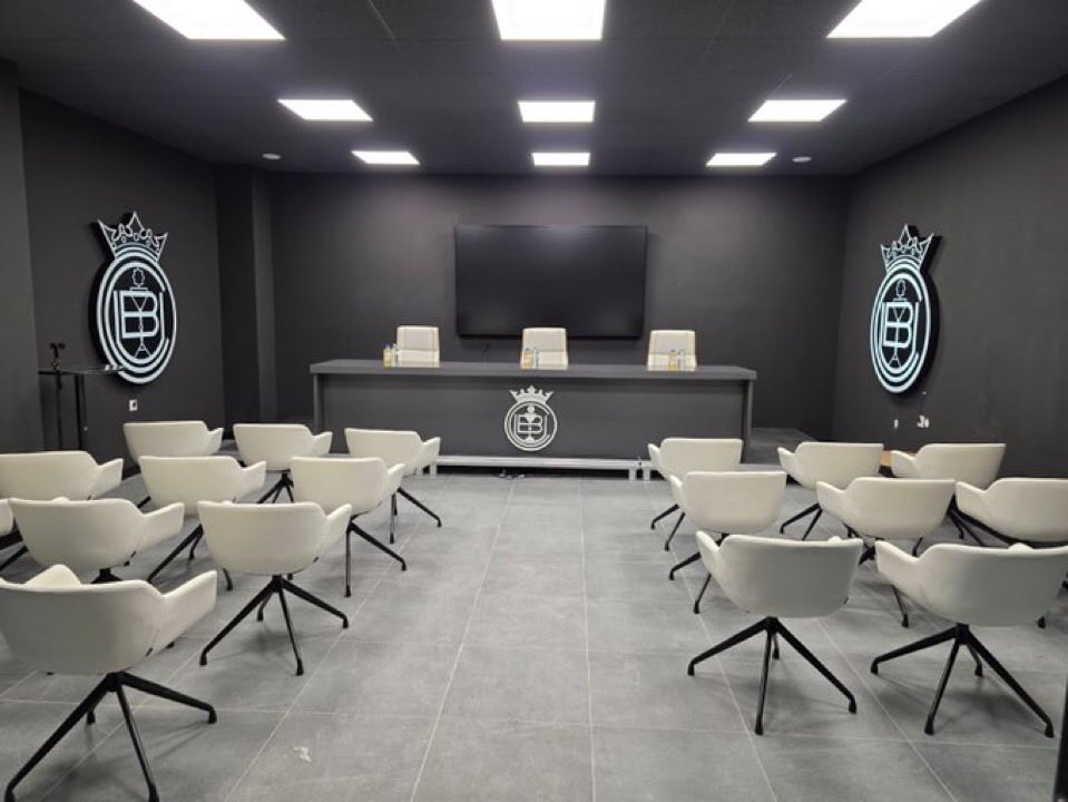 GradaBpro's tweet image. Estarán en 2RFEF, pero la reforma de la sala de prensa de la @UBConquense ya la quisieran muchos equipos de superior categoría.

👏🏼 Qué guapa está.

📸 @luisjagarmi