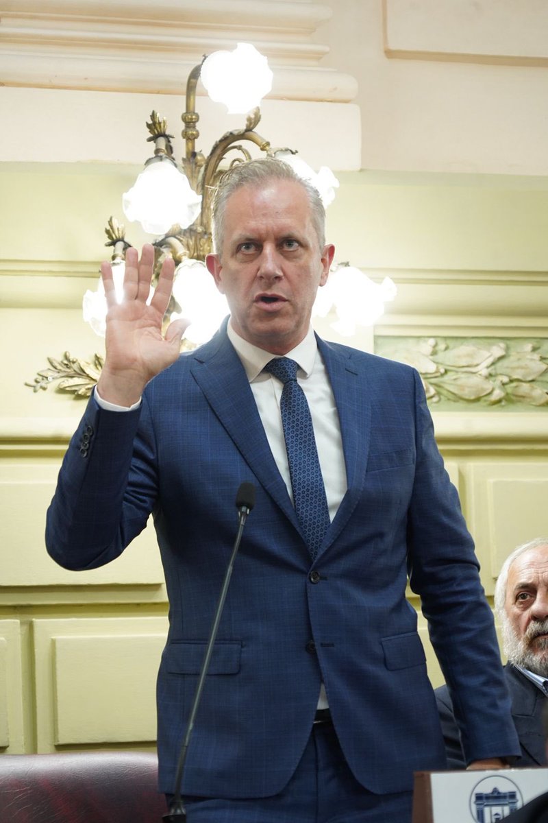 Dentro de la ley todo, fuera de la ley nada 🙋🏼‍♂️

La semana pasada juramos por la nueva Constitución, que luego de 63 años fue reformada en Santa Fe.
Vamos a trabajar para que la letra de esta Constitución se haga realidad y transforme la vida de cada santafesino y santafesina.