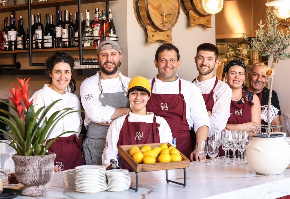 "#Kadıköy’ün yeni buluşma noktası Terminal Kadıköy’de yer alan DELİ DELİ, gastronomi dünyasına yeni bir  soluk getirecek “Grand Table” serisini başlatıyor."

Fransız Mutfağı DELİ DELİ’de Buluşuyor: horecatrend.com/2025/10/02/fra…