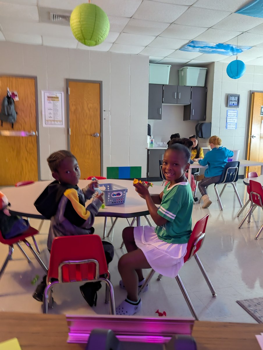 NettletonSTEAMe's tweet image. 🌟🌟 Special Class Spotlight 🌟🌟
Mrs. Koch&apos;s Class had some tinker time in MakerSpace Class today. They came up with some cool creations!! 🏗️🏗️
#STEAMe #SpecialClassSpotlight #MakerSpaceTinkerTime