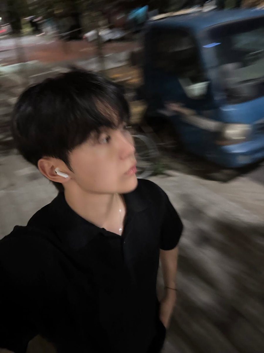 mxllberries's tweet image. outfit: young stunna
tumutugtog sa airpods: eva eugenio best hits