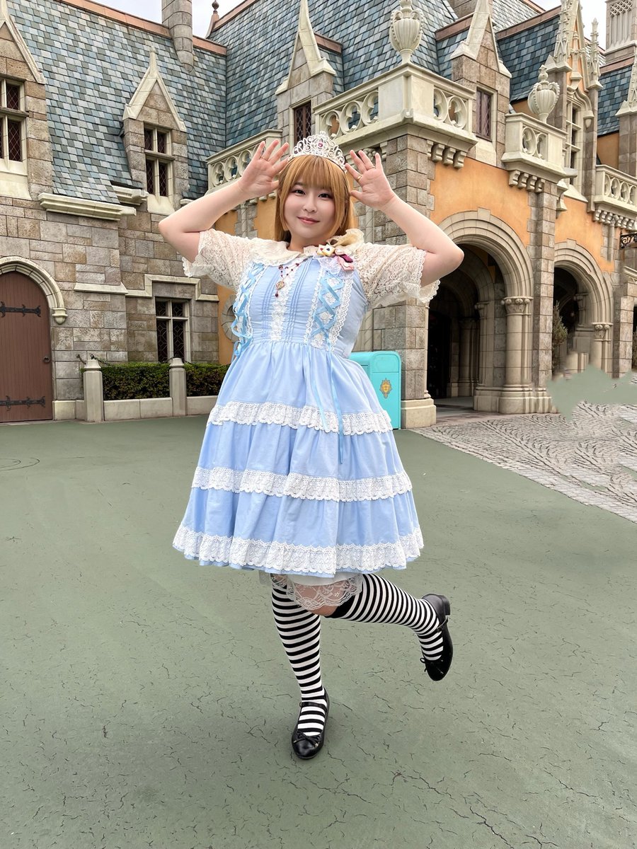 773like's tweet photo. ディズニーランドでティアラを買ってもらってご機嫌なワタクシ👑
カボチャの馬車がモチーフになってて、中央のダイヤは12色の中から好きな色を選べるの！💎

#TDL https://t.co/QjQ239FgNh