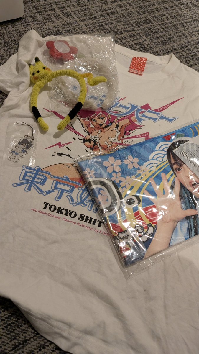 Sven_Germany's tweet image. これは「もぶぴ」のフリーマーケットで買ったものだよ。このシャツは外国人にとって一番日本っぽく見えるから😂🙈、素敵な土産になるね 。彼らが計画しているカフェが大成功することを願ってるよ。

#鈴木Mob #もぶぴ #idols @MMGJP_mob