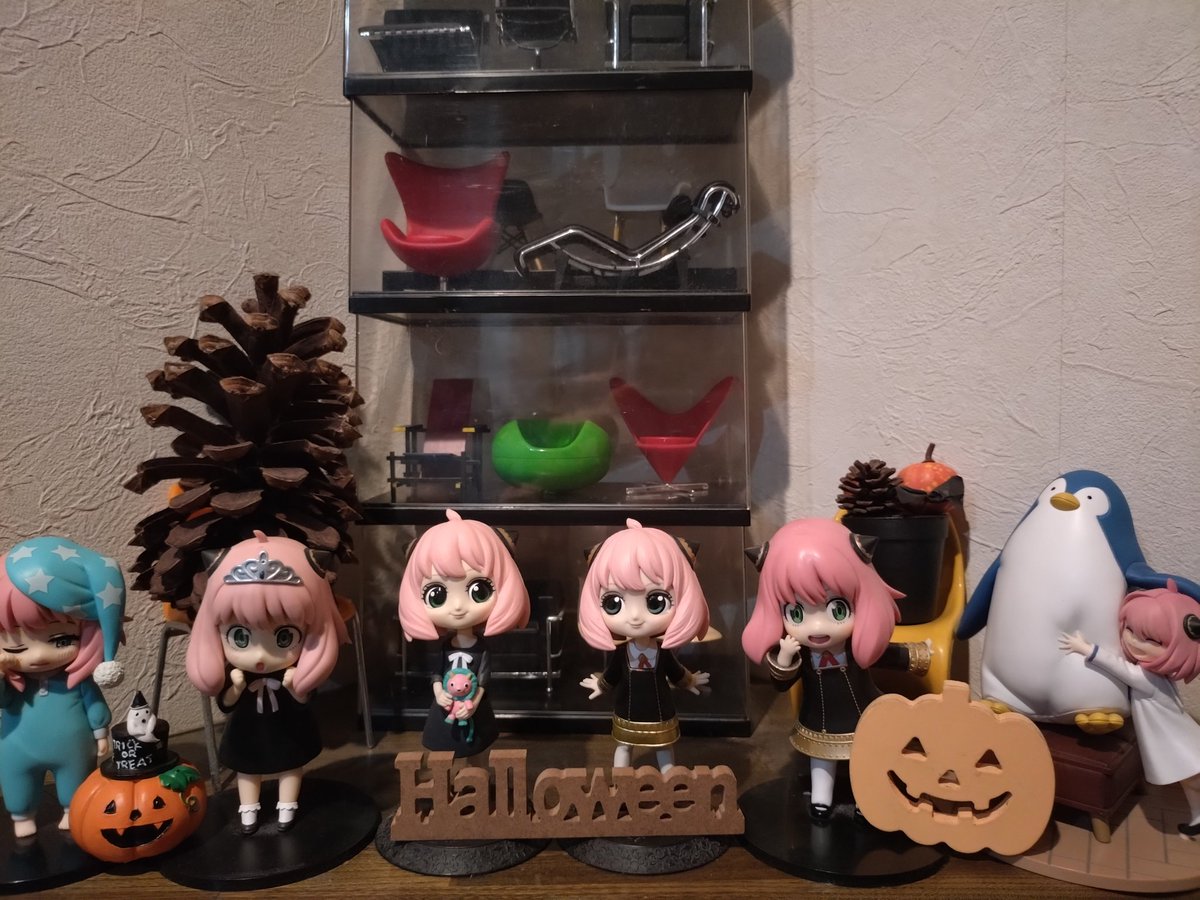hanemono1987's tweet image. 10月になったのでうちのSPY×FAMILYコーナーをちょこっとハロウィン仕様に🎃
明日に備えて漫画1巻から読み直して
📖いよいよ明日23時から📺️
アニメも見よ〜😊
なんせスピッツがオープニング主題歌だから💛
