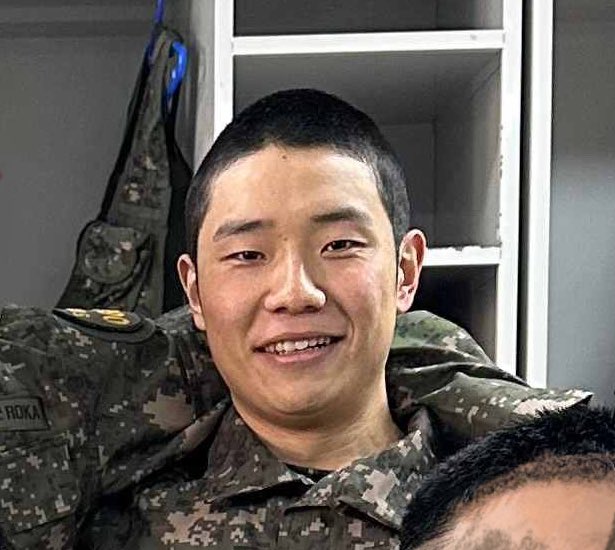 스핀이가 말한 김에 밤톨머리 비교해봤는데 왼쪽이 루키즈데이 때고 (2019년) 오른쪽이 군대시절이거든요? (2024년) 5년 사이에 약간 어른 된 것 같기도 하고 아닌 것 같기도 하고