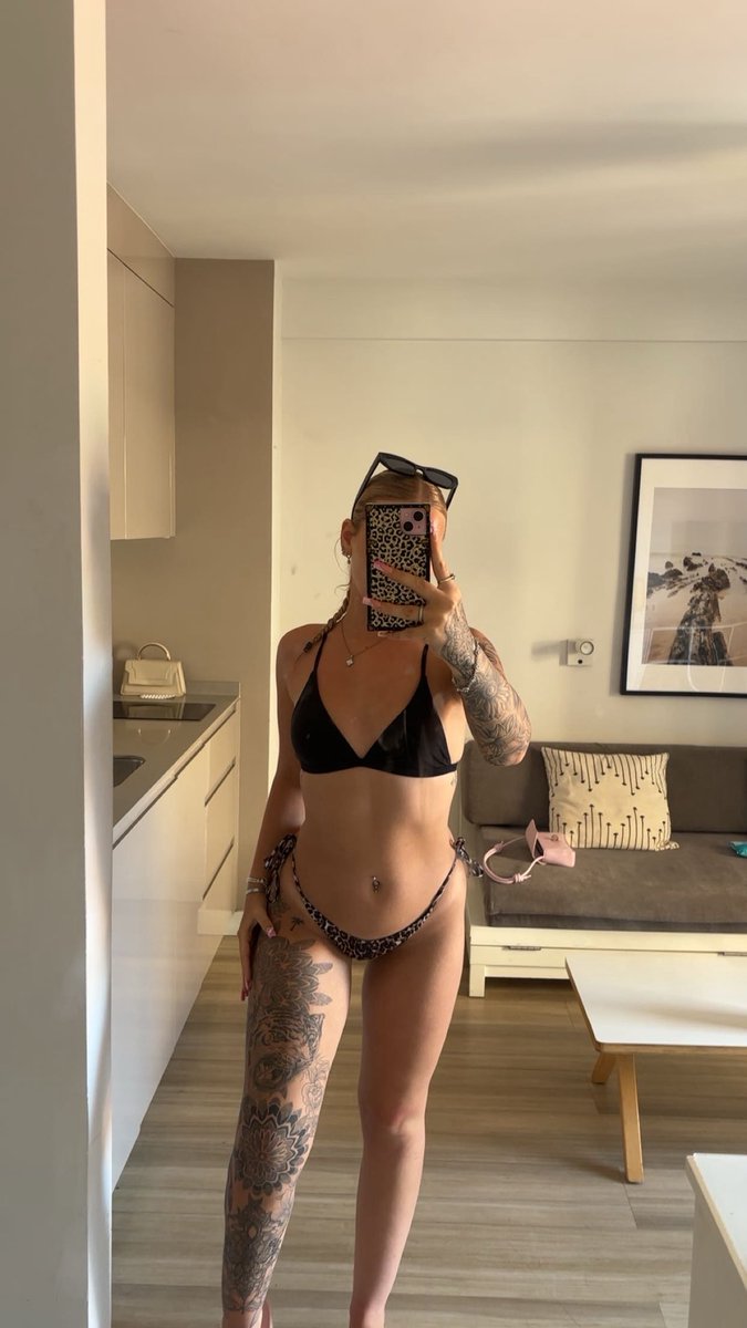 A view you can only admire - you’d never be good enough to be within 100 meters of my presence. Only thing your good for is being my good little pup with that wallet open ready to be used 🫰🏽