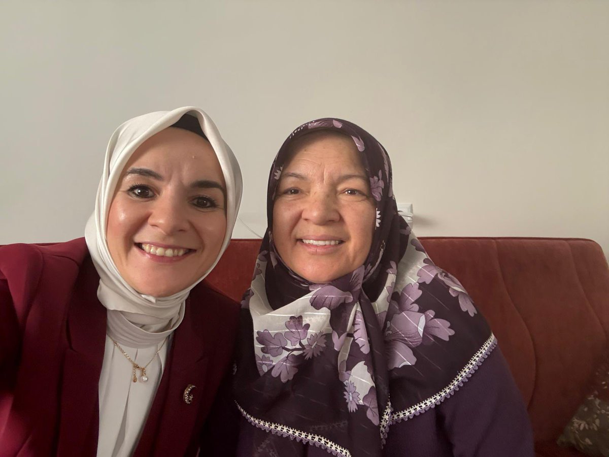Afyon’daki programımız sonrasında Emirdağ’daki evimizi de ziyaret ettim, sürpriz yaparak anne babamın hayır dualarını aldım. ☺️

İnsana hayatta en büyük güç veren şey, ailesinin desteğidir. Aile, köklerimizi sağlam tutan, geleceğe güvenle bakmamızı sağlayan en kıymetli hazinedir.
