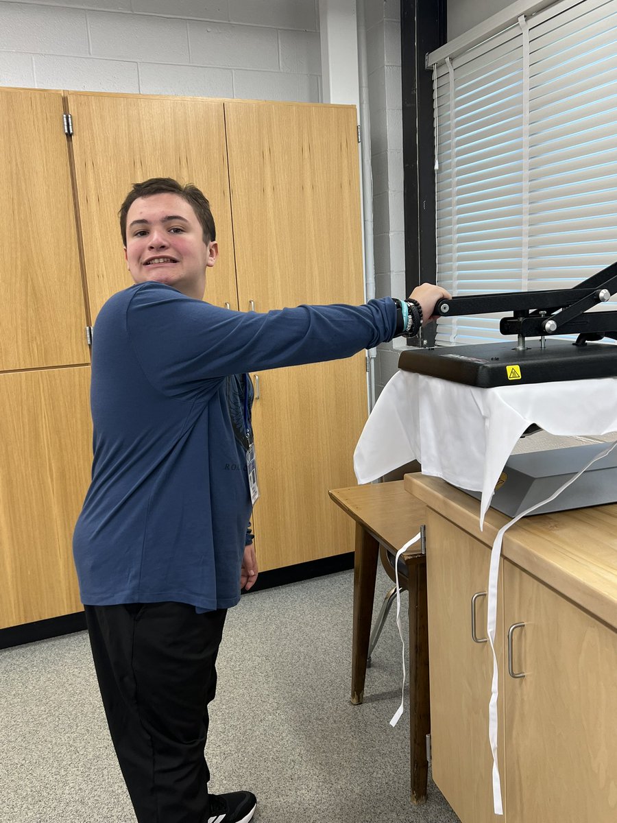 apopetech's tweet photo. Building your tomorrow students @BeachStreetWI designed their very own aprons! #WIproud #Rolands #FunTech https://t.co/nNxrxrs8QL