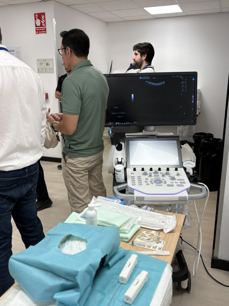 sosaharidian's tweet image. Gran experiencia #handson #nefrologíadiagnósticaeintervencionista #FormaciónSenefro #PoCUS #nefrología @senjoven @SENefrologia @ASDINNews 
Ganas y el mejor equipo de profesores con experiencia consagrada @sanviraje @MaiteGorrin @Ator451 @mvaca87 Israel Leblic @josedelaflor4