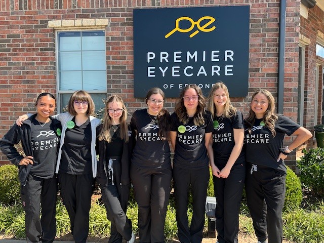 nJoyVision's tweet image. 👏🏼BIG THANKS to Drs. Amber Mayes, Brandon Mayes, Bryce Mayes &amp;amp; staff of @PremierEyes for talking with our Beverly Fox about #LASIK, #EVOICL &amp;amp; #LensReplacement for their patients! And, patients can save $1,000 on their procedure at nJoy Vision during Oct! #nJoyVision #edmondok