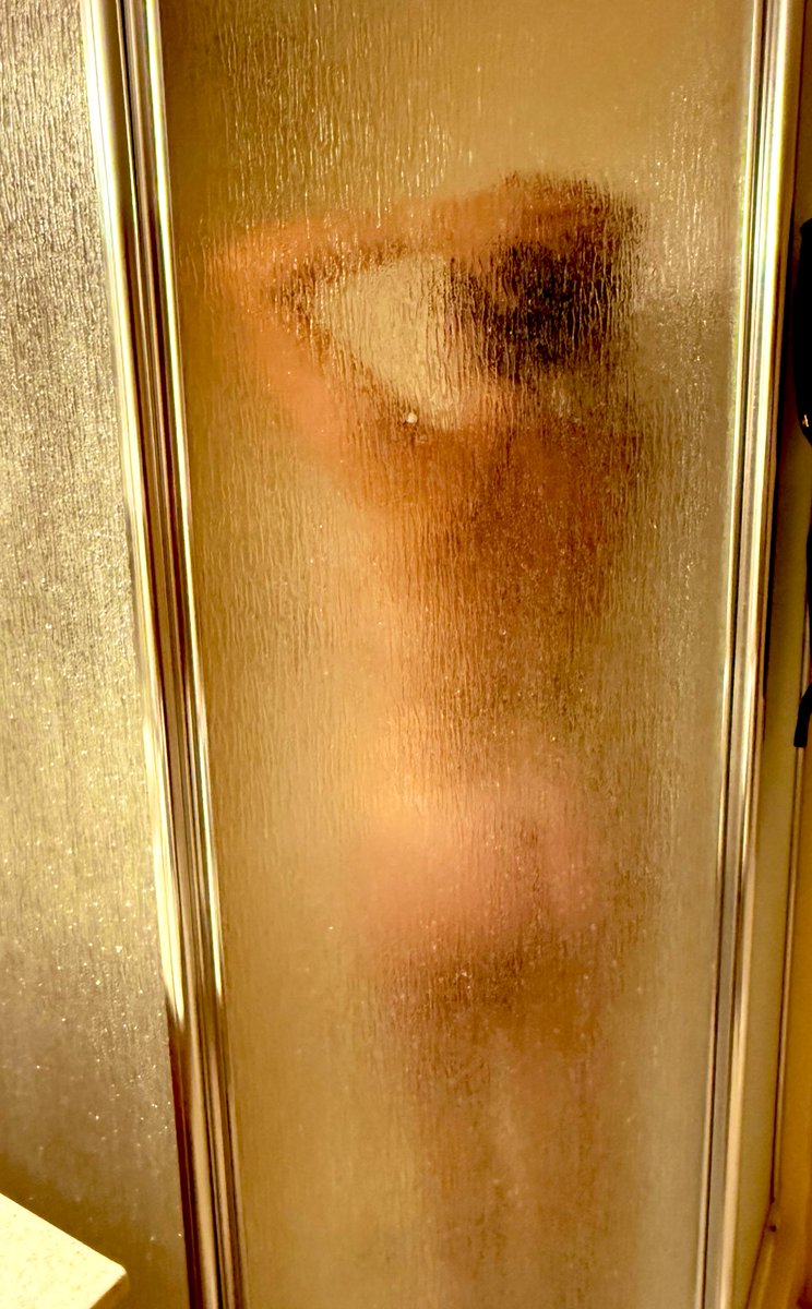 Who’s joining us in our hotel room tonight? Maybe you’ll see that juicy 🍑 a little closer 😘feel free to comment/repost/dm