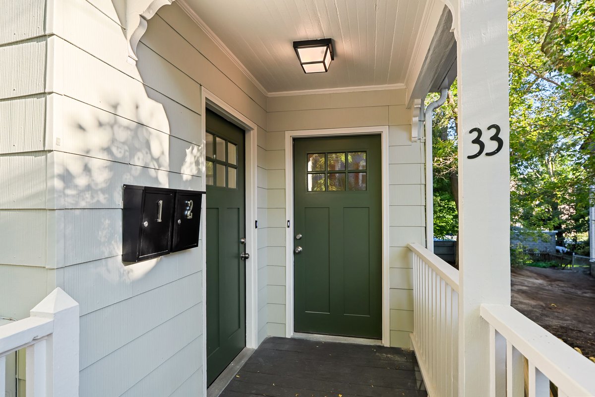 ArborviewRealty's tweet photo. 🚨 Just Listed-- 2 New Condos at 33 Jamaica Street, Jamaica Plain!
2 Bed, In-Unit Laundry, Walkout Basement for Bike Storage, A/C, a full 2015 renovation and 2025 refresh!

Click for pics, floorplans and times:
https://t.co/08C0hkHVd0 https://t.co/JJX8886Du3