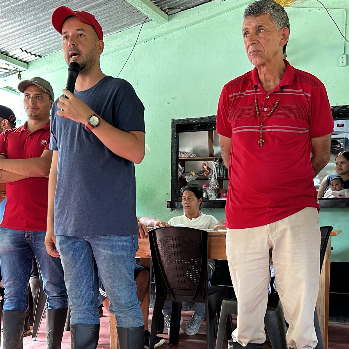 JRoldanJ's tweet photo. Gustavo no solo es el alcalde de Anorí, es un gran profesor, líder, administrador, pero sobre todo eso es mi amigo

Mi solidaridad y acompañamiento a él y su causa en favor de Anorí

A las autoridades les pido el esclarecimiento de las amenazas en contra de su vida e integridad https://t.co/QIgAXRdGBK