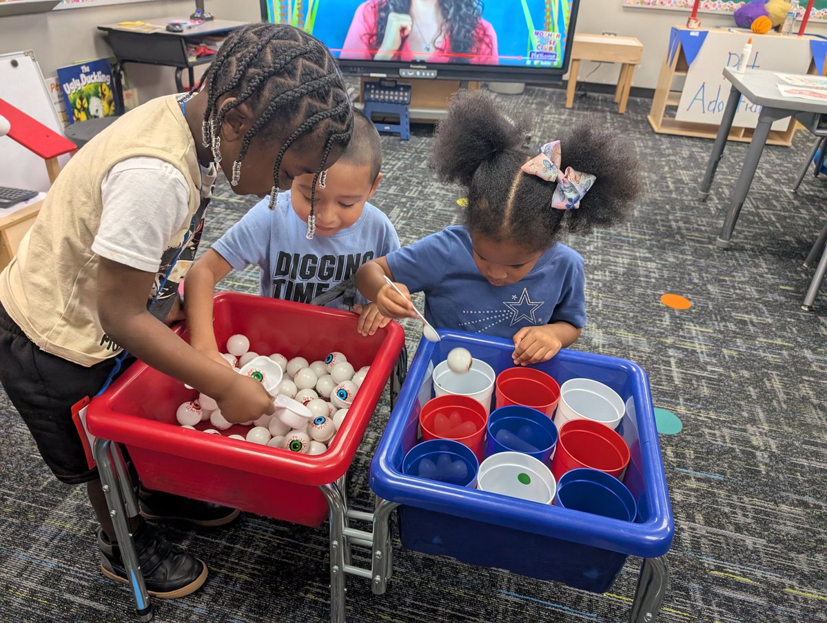 BookerPreK's tweet image. Today I introduced the "CREEPY EYEBALL" sensory station. Students used measuring cups to sort eyeballs by color. They loved it @duryeaelem @duryeaschool @CyFairISD @CFISDPK1 #sensory #sorting #pathtoamazing