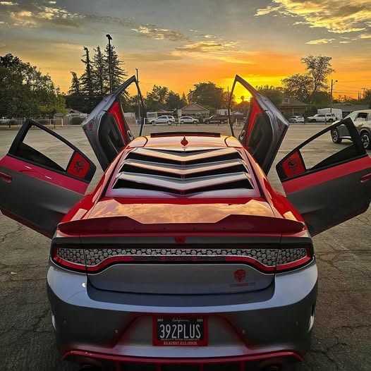 Doors up, sun down, and the Bakkdraft louver setting this Charger apart.

GET SPONSORED BY Glassskinz! Apply today at carsponsors.com/application/