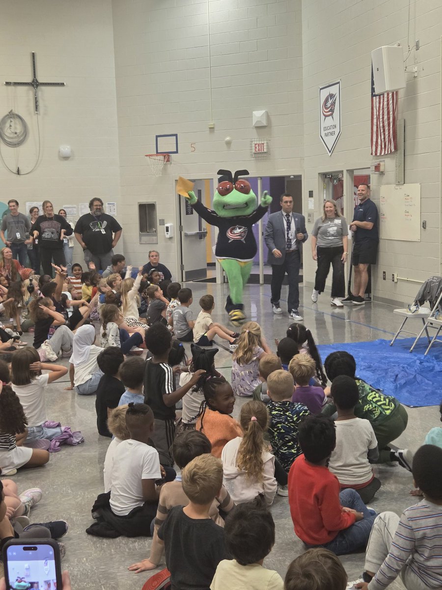 A big shout out to our <a href="/TeamTresselFC/">Team Tressel Fitness Challenge</a> Buddies: JD Bergman and Reid Fragel for talking to <a href="/WoParkSharks/">Worthington Park Elementary School</a> about the importance of exercise,  nutrition and sleep.  Also capped off the day with Stinger of <a href="/BlueJacketsNHL/">Columbus Blue Jackets</a> at our Walk-a-Thon assembly.  It was a great day to be a 🦈