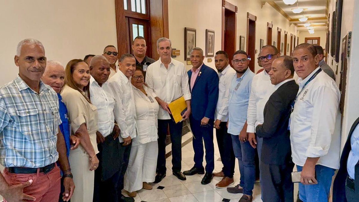 Nuestro encargado <a href="/Davidpolancocs/">David Polanco</a> , participó en una reunión en el Palacio Nacional junto al Pdte. <a href="/luisabinader/">Luis Abinader</a> y autoridades de SFM y Hermanas Mirabal, dando seguimiento a obras viales, remozamientos y soluciones a largo plazo.

#ComunidadSegura #RD