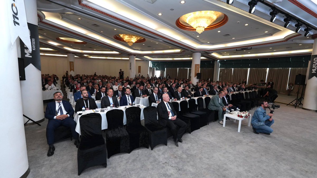 OzdurduFurkan's tweet photo. MÜSİAD Kayseri Şubemizin ev sahipliğinde gerçekleştirilen 110. Genel İdare Kurulu Toplantımız, Genel Başkanımız Sayın Burhan Özdemir başkanlığında; T.C. İçişleri Bakanımız Sayın Ali Yerlikaya’nın teşrifleriyle icra edilmiştir.

Devletimizin güvenlik ve kamu düzeni politikalarına dair güncel gelişmeleri bizlerle paylaşan Sayın Bakanımıza kıymetli sunumları için teşekkür ediyoruz.

MÜSİAD Gaziantep Şubesi olarak şahsım ve yönetim kurulu üyelerimizle birlikte katılım sağladığımız bu anlamlı toplantıda; iş dünyamızın öncelikleri, vizyoner projeler ve Türkiye’nin sürdürülebilir büyüme hedefleri üzerine istişarelerde bulunulmuş, ortak akıl ile geleceğe dair önemli kararlar alınmıştır.

@AliYerlikaya
@BurhanOzdemirTR
@MUSIAD
@MUSIADGaziantep
@MUSIAD_Kayseri