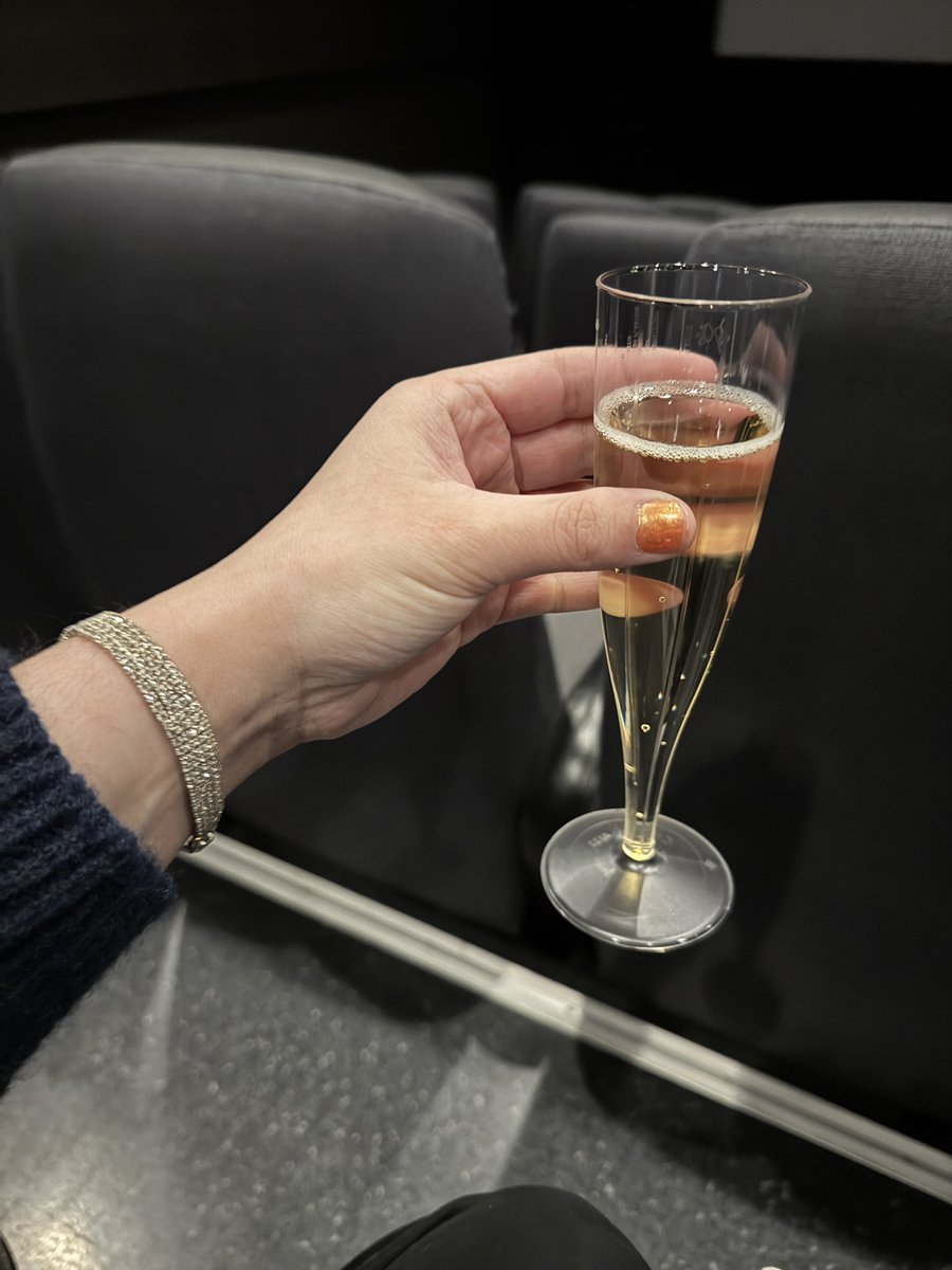 mikasreputation's tweet photo. got a welcome drink at the theatre 

THIS IS SO COOL
#TheOfficialReleasePartyOfAShowgirl 
#TSTheLifeOfAShowgirl https://t.co/jg48NhiCyF