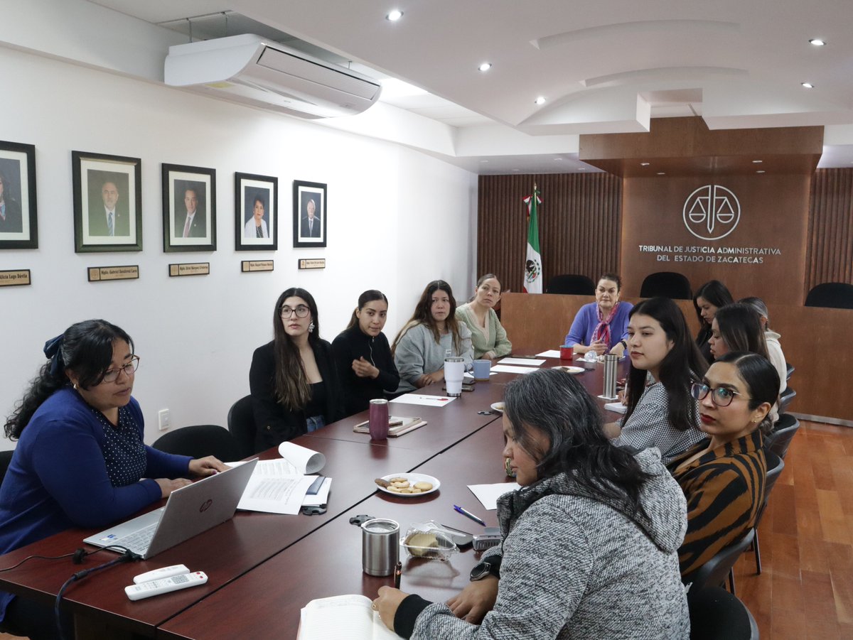 Taller: "Hablemos sobre violencias", impartido por la Dra. Aída Alicia Lugo Dávila, Magistrada Presidenta del TJAEZ y la Mtra. Alma Rosa Ramos Álvarez, Titular de la Unidad de Igualdad y Perspectiva de Género.
La capacitación estuvo dirigida a servidoras públicas del TJAEZ.