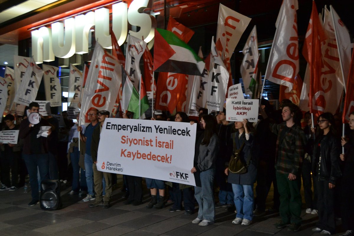 Devrim_Hareketi's tweet image. İsrail&apos;in katliamlarına ve AKP&apos;nin işbirlikçi politikalarına karşı Filistin halkına destek için bugün Ankara&apos;da, İsrail Büyükelçiliği&apos;ne yürüdük ve basın açıklamamızı gerçekleştirdik. 

Emperyalizm Yenilecek
Direnen Filistin Kazanacak!