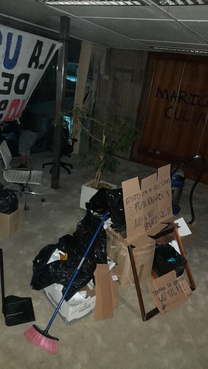 hamsterbombero's tweet photo. @MahuPablo los mismos estudiantes limpiaron de madrugada la casa central y la oficina del rector. La toma tiene razones completamente legítimas y válidas. https://t.co/7IR0rXK6YP