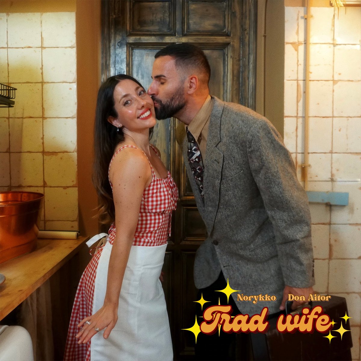 Está el horno mundial para pocos bollos, pero como servidora y  <a href="/Don_Aitor_/">Don Aitor</a> nos dedicamos al noble arte de entretener, os cuento que el 17 de octubre estrenamos  un tema que como mínimo, sacará alguna risa a unos cuantos. Ya se puede hacer pre-save distrokid.com/hyperfollow/no…