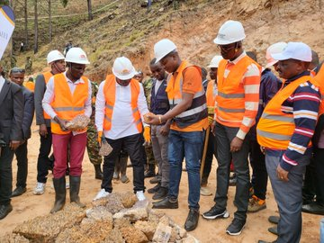 Ikiriho's tweet photo. Près de 500 tonnes d'améthyste déjà récoltées à #Migera, à #Vyanda; un site minier dans la province de Burunga dans le sud du #Burundi  visité jeudi le 2 octobre par le Chef de l'Etat @GeneralNeva, rapporte le @PAEEJ_Burundi https://t.co/zG1OITDdqI