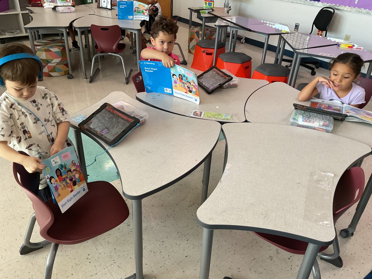 MsCassoKinder's tweet photo. Drop Everything And Read! Students recorded themselves on seesaw reading our Start Right Reader books. They love showing how they’re building their reading skills to parents on seesaw. @JeffersonAveES https://t.co/oJsDqJWA3e