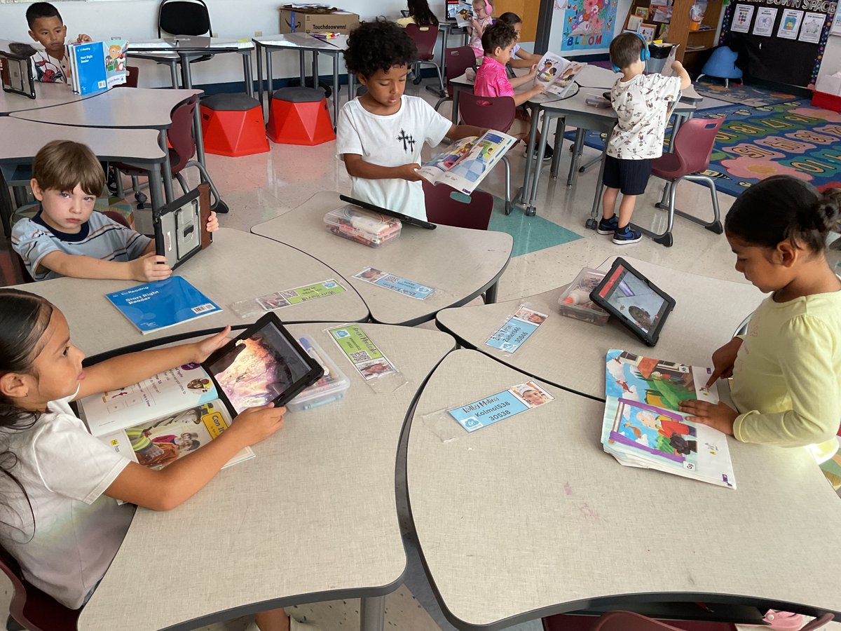 MsCassoKinder's tweet photo. Drop Everything And Read! Students recorded themselves on seesaw reading our Start Right Reader books. They love showing how they’re building their reading skills to parents on seesaw. @JeffersonAveES https://t.co/oJsDqJWA3e